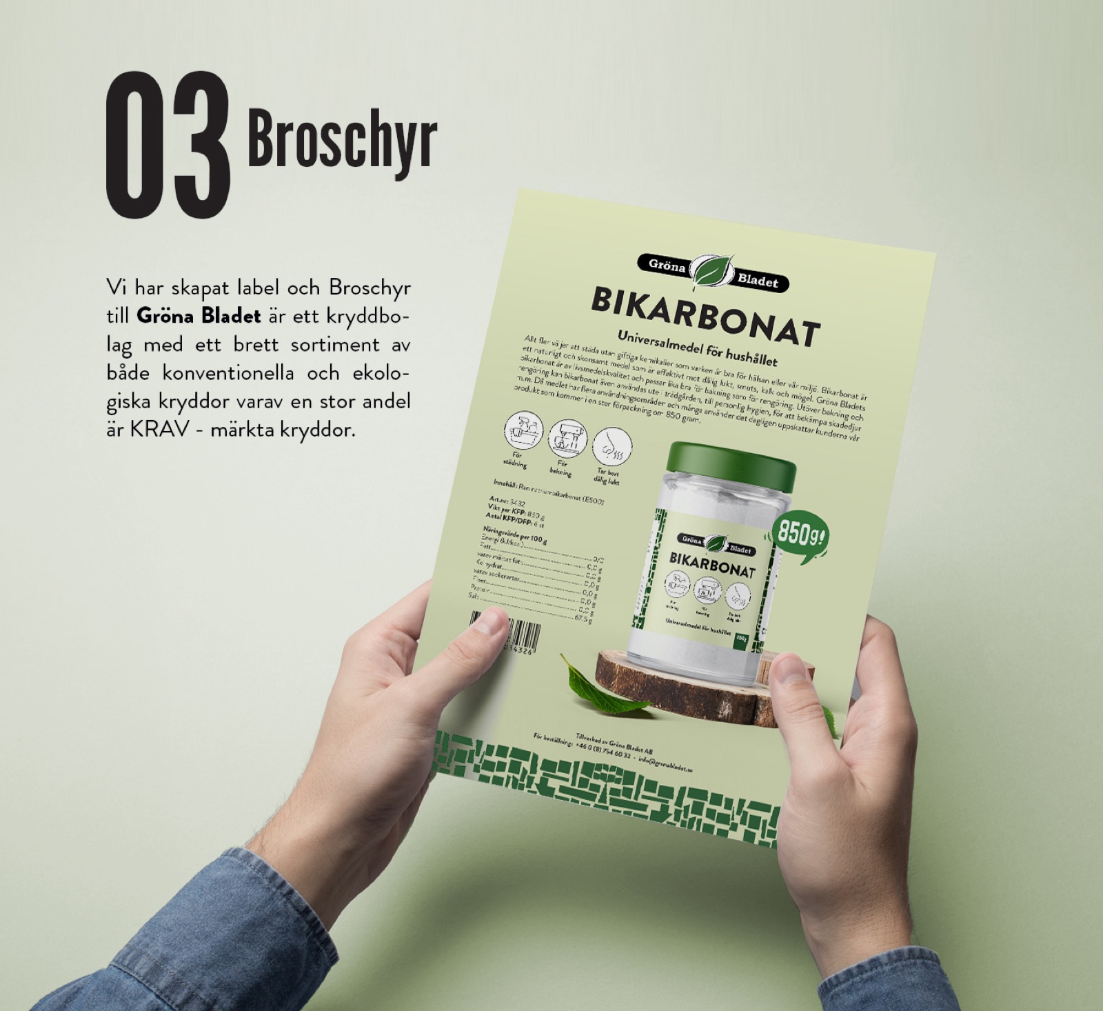 Hands holding the Gröna Bladet Bikarbonat product brochure